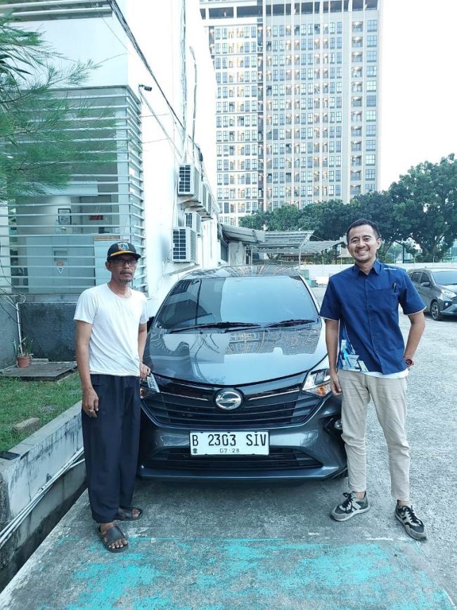 Foto Penyerahan Unit Sales Mobil Daihatsu Tessar (2) Daihatsu Bintaro
