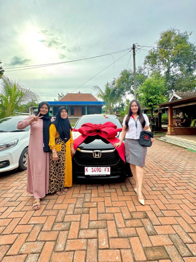 Foto Penyerahan Unit Sales Mobil Honda Ambar (10)